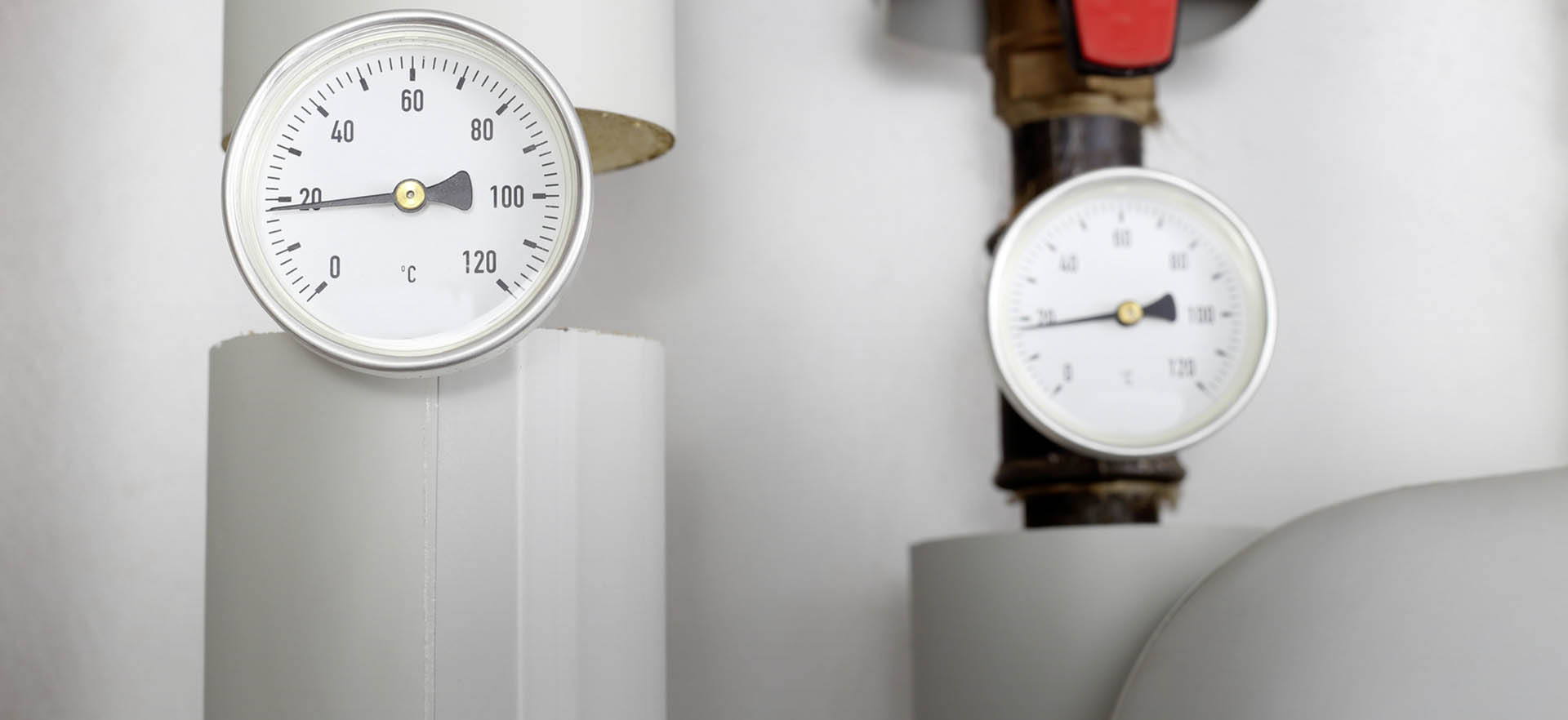 Temperaturanzeigen und Rohrleitungen einer Heizungsanlage